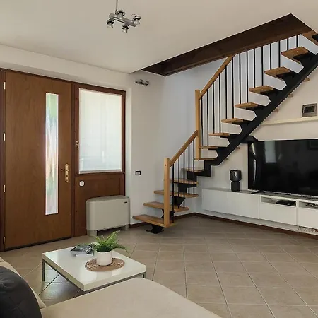 Attic View Pool And Garage *